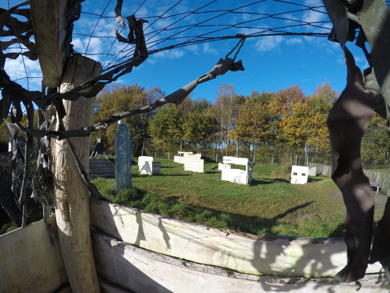 Blick über das Paintballfeld aus einem Aussichtsturm