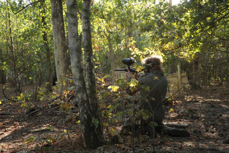 Paintball spieler im Wald