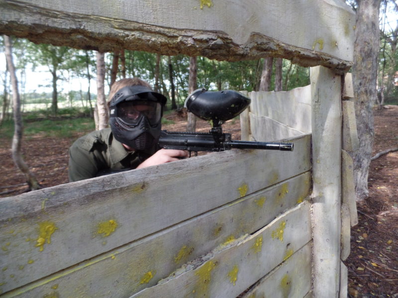 Paintballer in het midden van de strijd