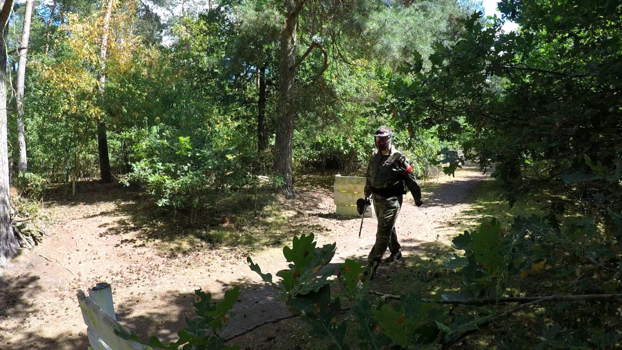 Paintballspieler läuft zurück aus dem Feld