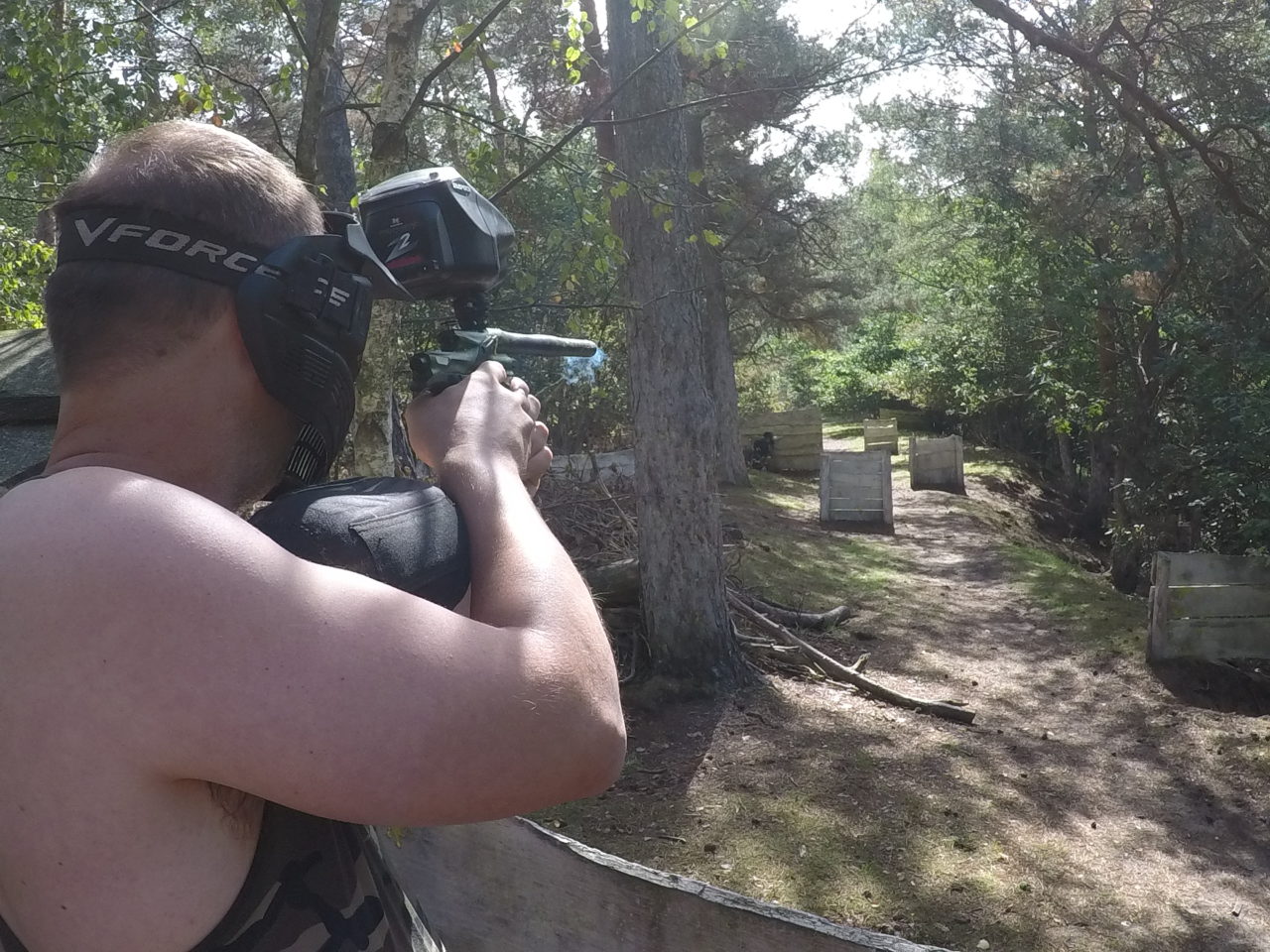 Paintball sniper zielt in die Ferne