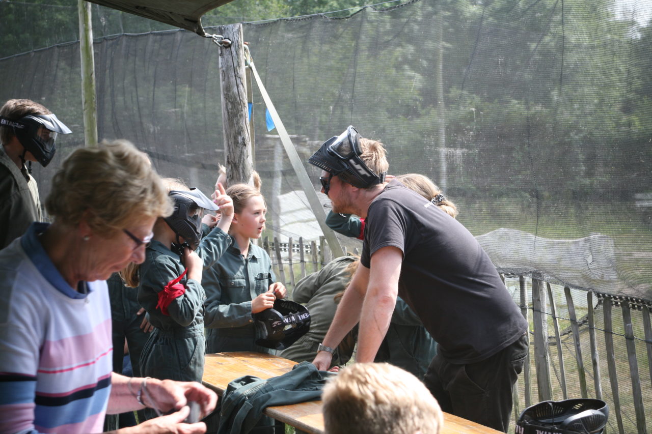 Mädchen bekommen EInweisung in Kinder paintball