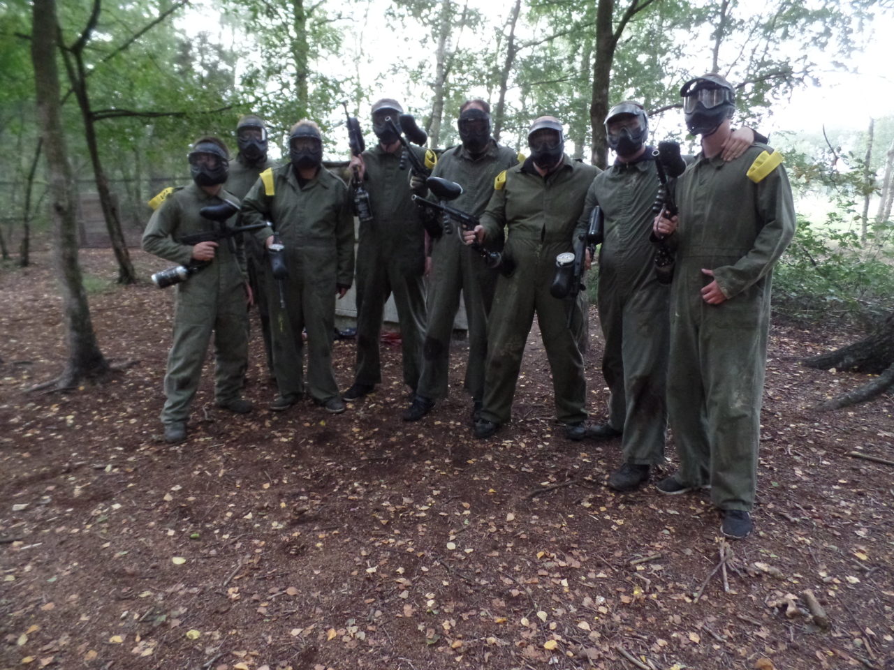 Junggesellengruppe spielt die letzte Runde Paintball