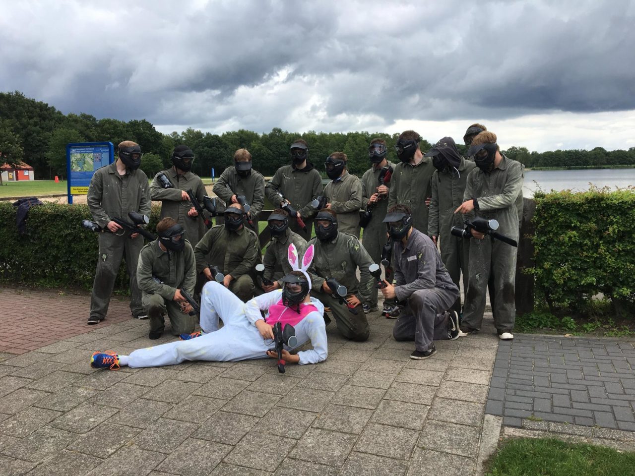 Gruppenfoto von einem Paintball- Junggesellenabschied