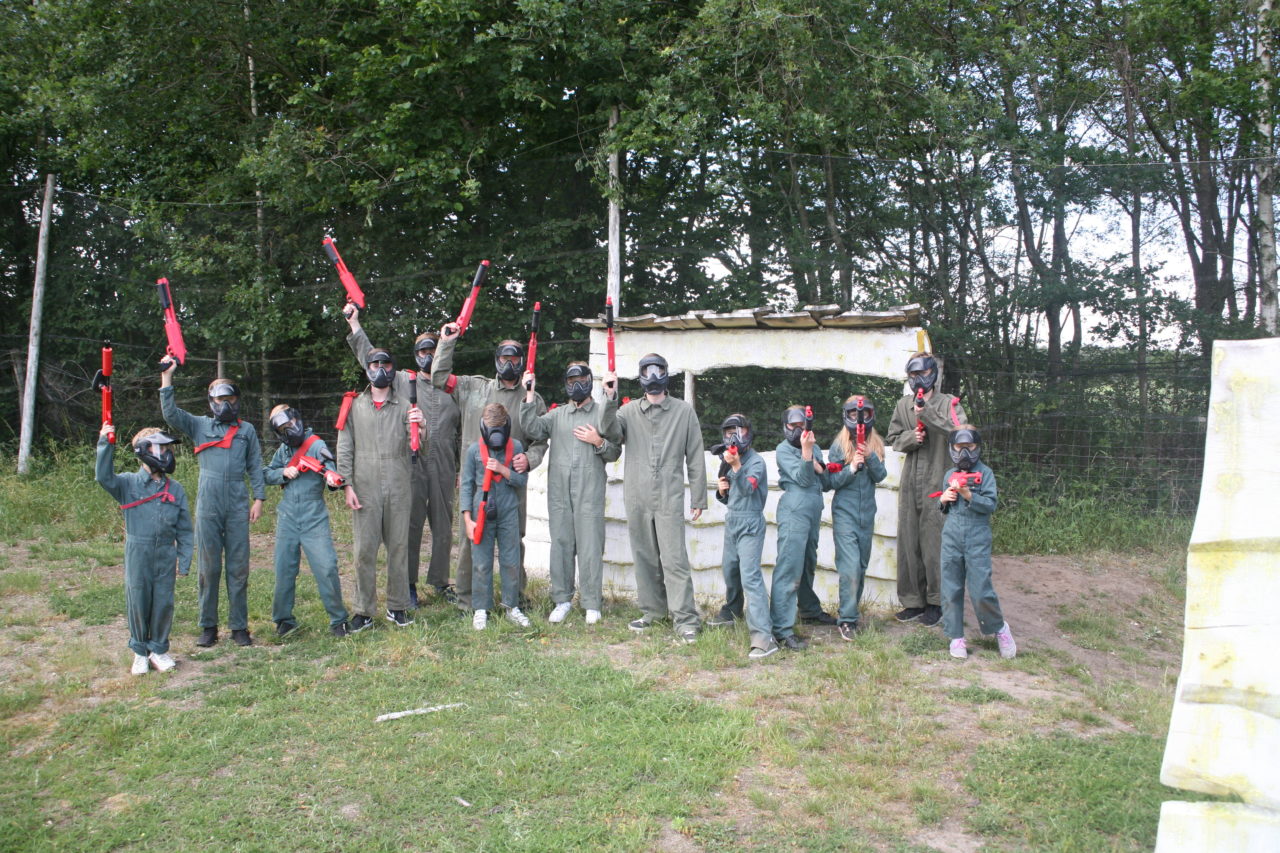 Das Team posiert für ein Gruppenfoto während eines Teamausflugs
