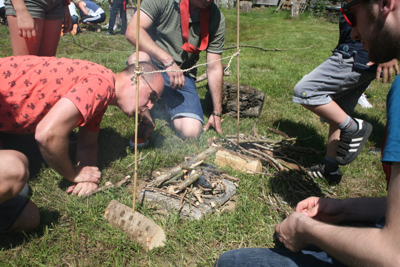 Team macht die Feuerprobe bei einem survival teambuilding