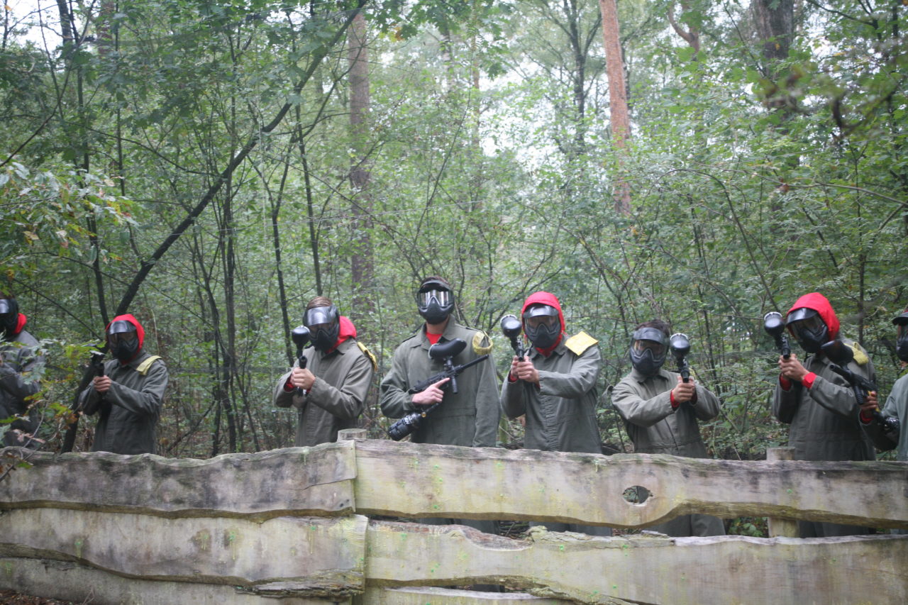 Gruppe ist bereit zum Paintball spielen in Oldenzaal