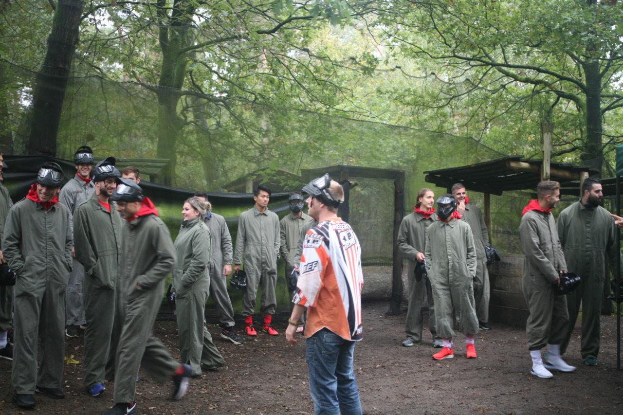 Fußballmannschaft vom Fc Twente bekommt eine Einweisung über das Paintballspielen bei ihrem Ausflug