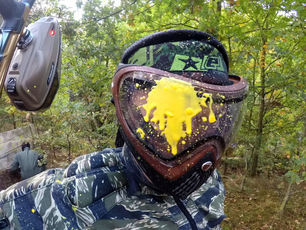 Gelber Farbfleck auf Paintball Maske