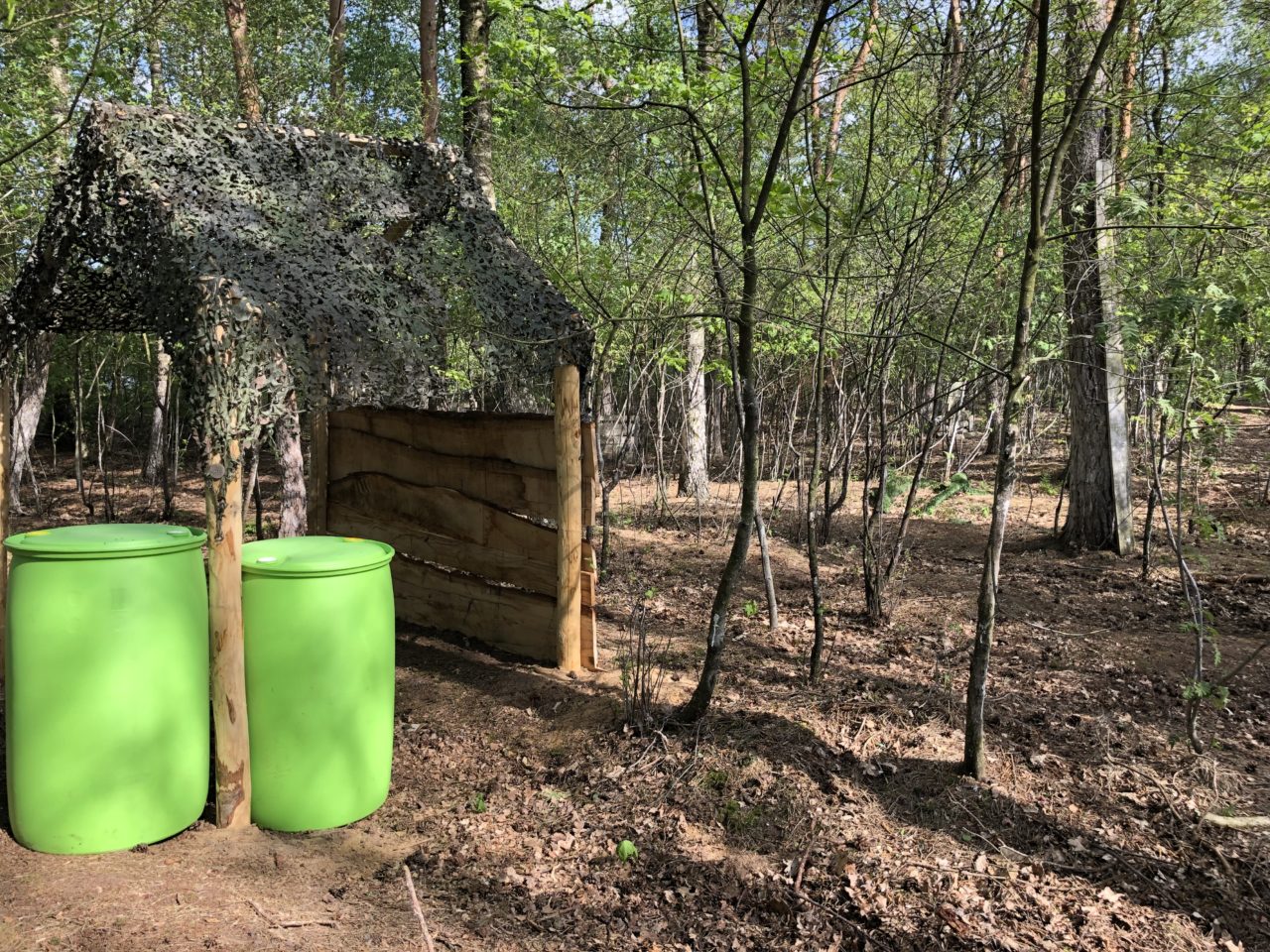 Twee groene vaten in paintballveld Oldenzaal