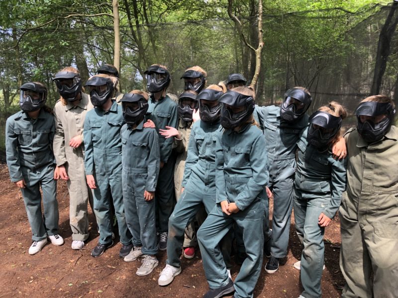 Gruppe ist bereit für Kinderpaintball