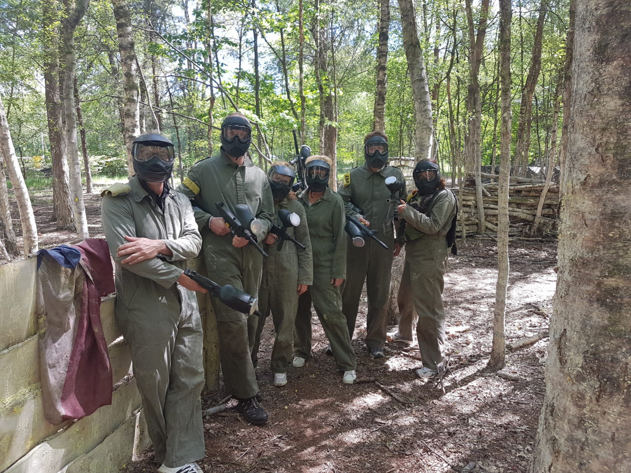 Paintball und Solexguppe steht bereit für die erste Runde Paintball