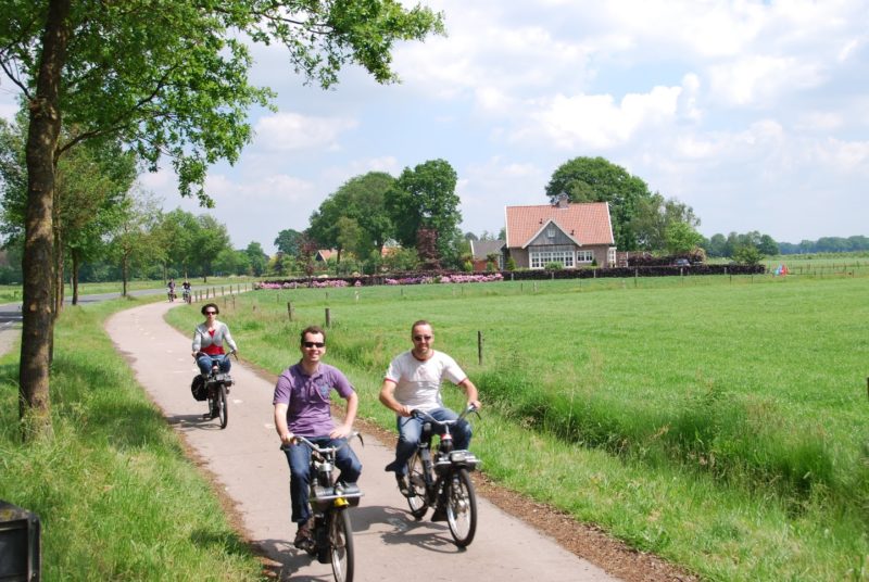 Freunde fahren zusammen auf der Solex