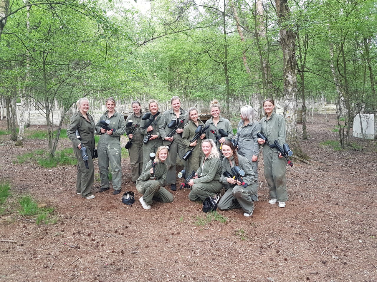 Kolleginnen feiern Paintball Betriebsausflug