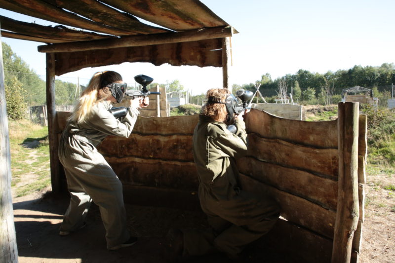 Zwei Spieler in der Basis während eines Paintball- Betriebsausflugs