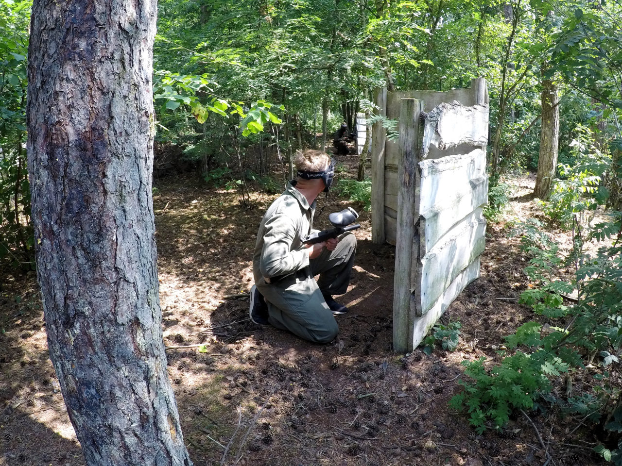 Paintballspieler in der Sonne auf dem Waldfeld in Enschede