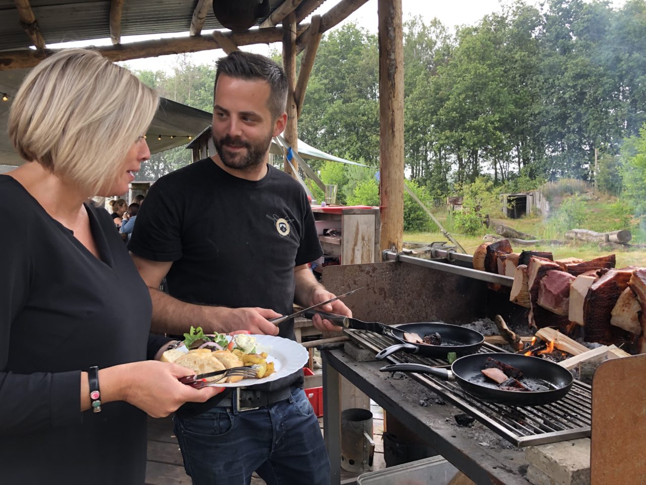 Gäste werden von einem Paintball Warriors Mitarbeiter bedient