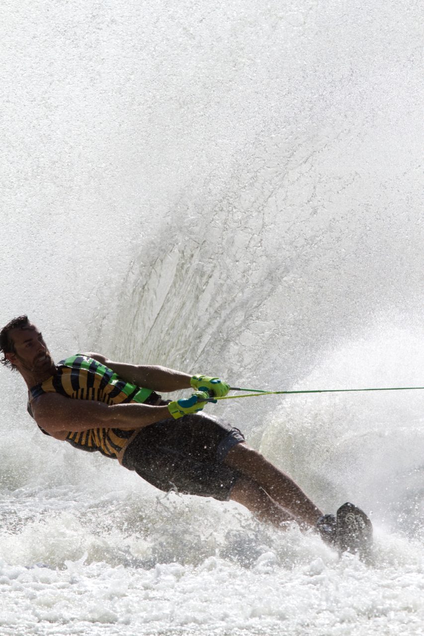 Wasserskier fährt eine Kurve