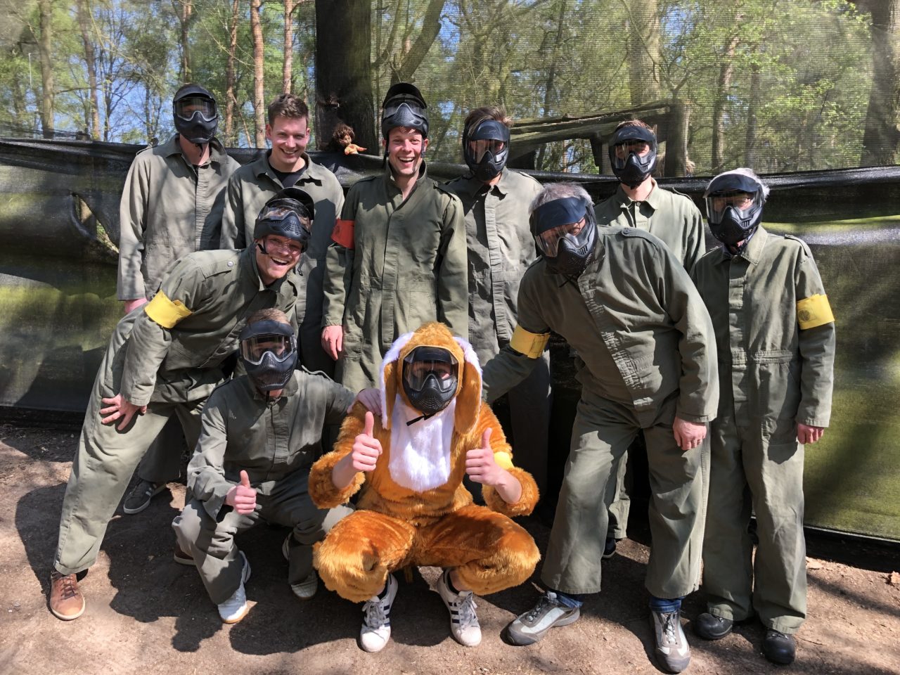 Paintball Haas zit tussen groep vrienden