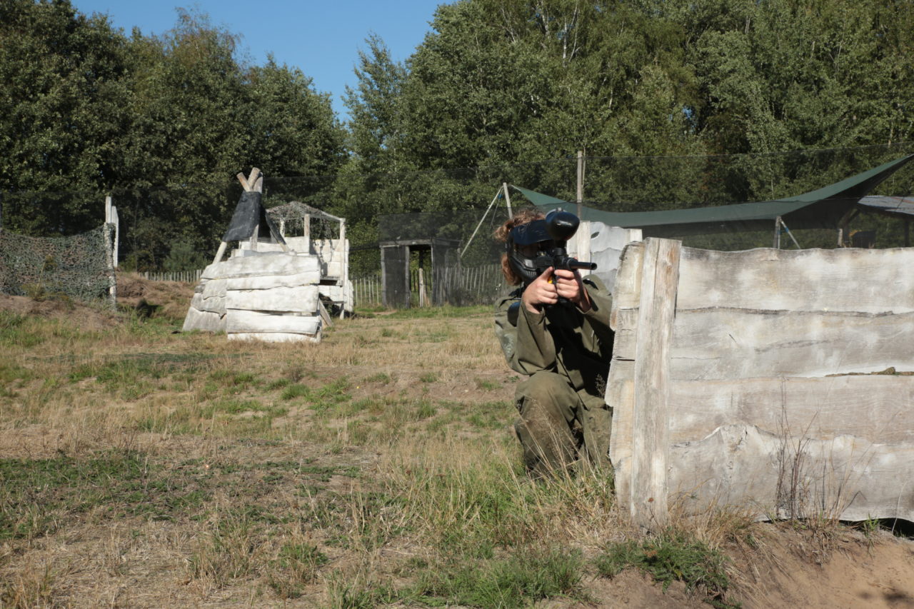 Paintballspieler auf speedfeld