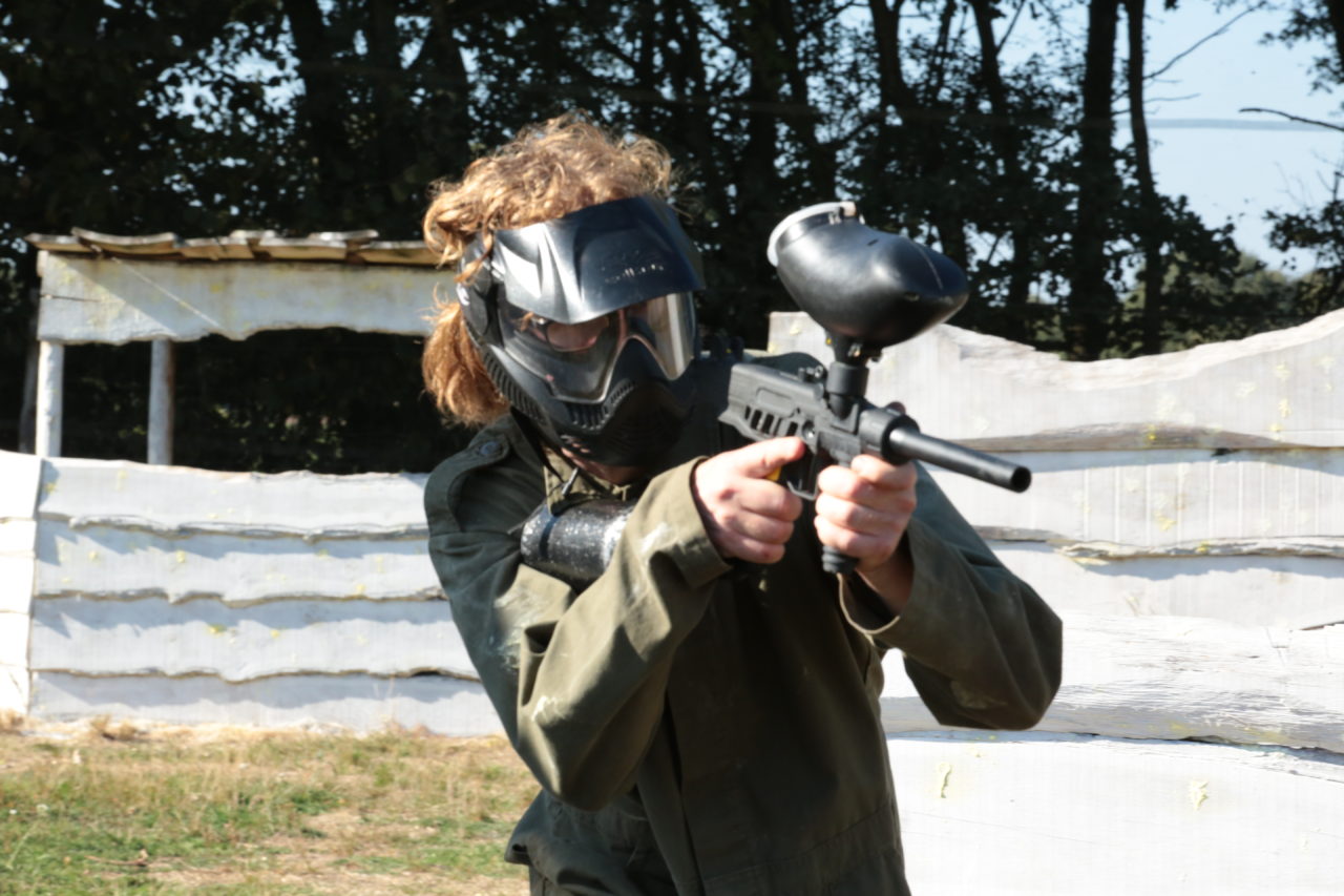 Paintballspieler in voller Montur