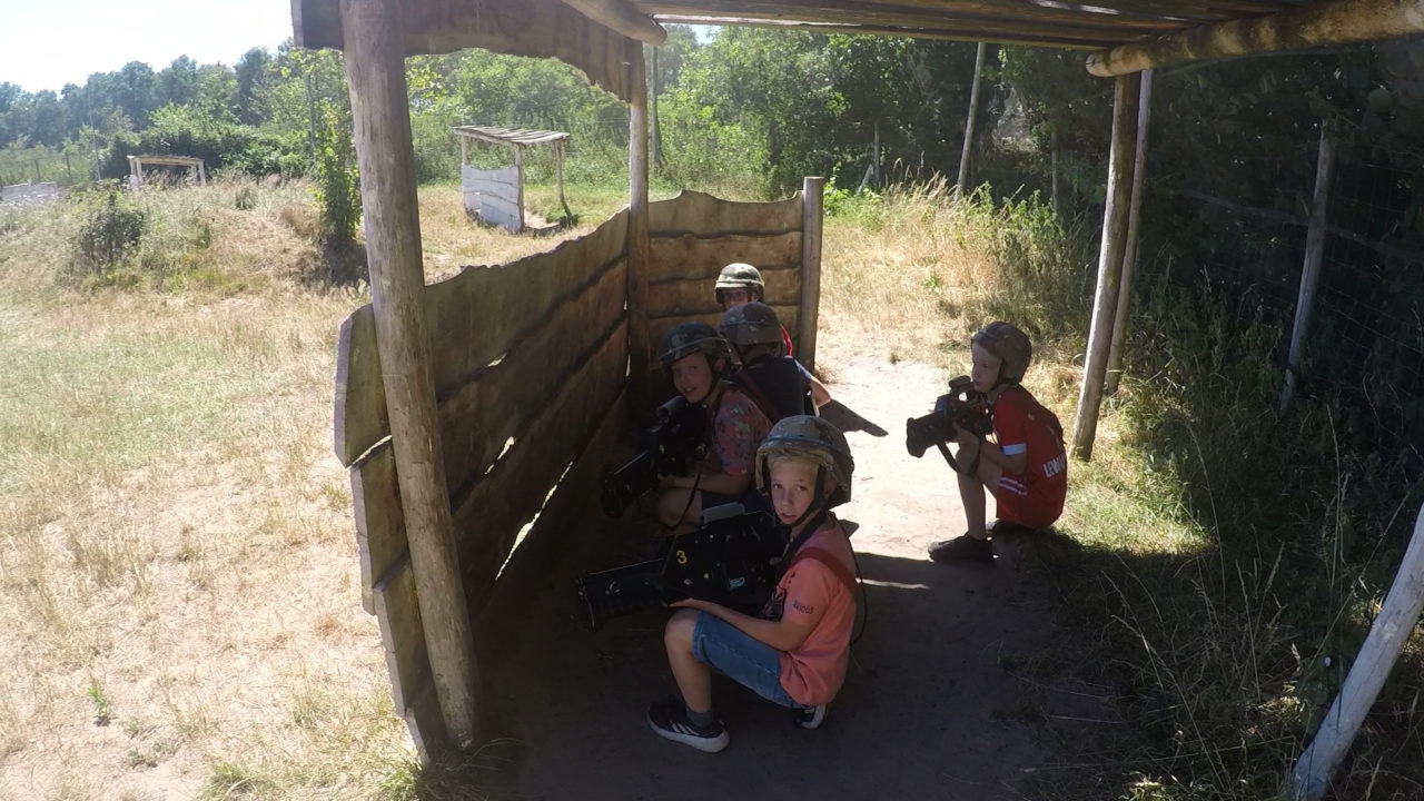 Jungen spielen Lasertag in Enschede