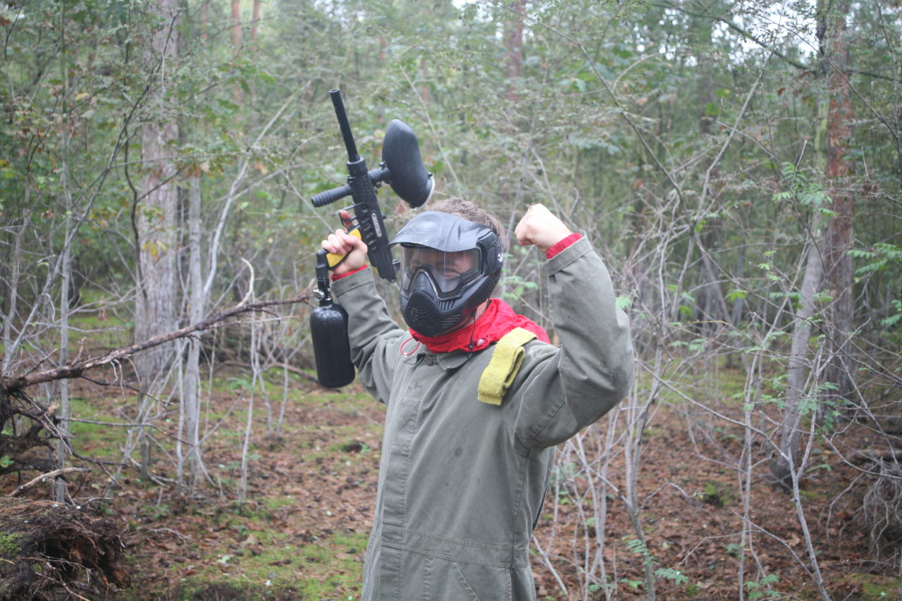 Wout Brama vom Fc Twente jubelt beim Paintballspiel