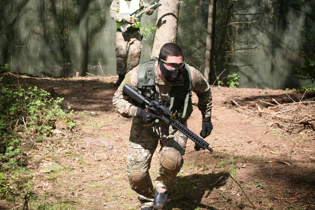 Der Spieler rennt während eines Airsoft-Spiels in Deckung