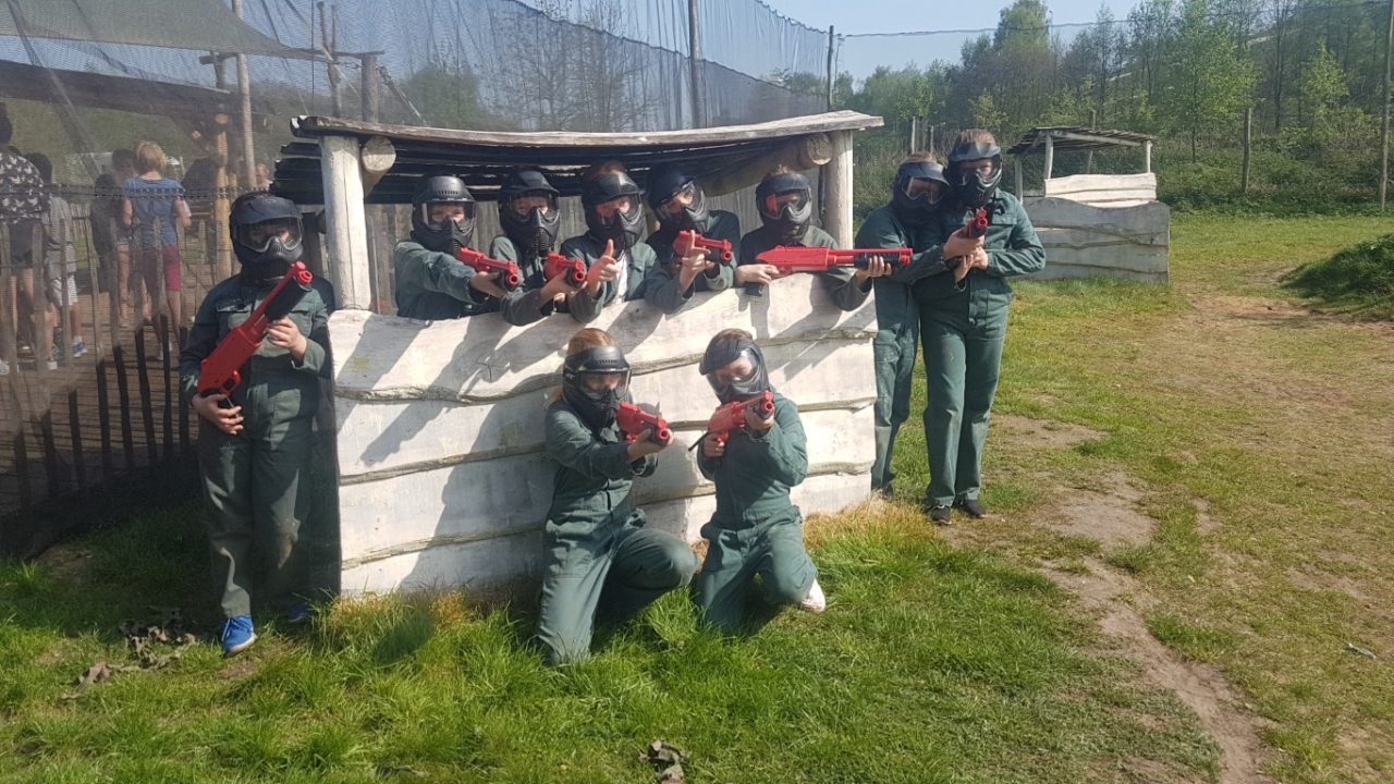 Groep kids speelt kinderpaintball helemaal coronaproof!